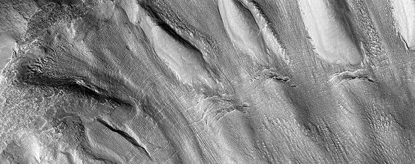 Σχηματισμοί σε Πλαγιά στο Στραμμένο προς Βορρά Τοίχωμα Κρατήρα