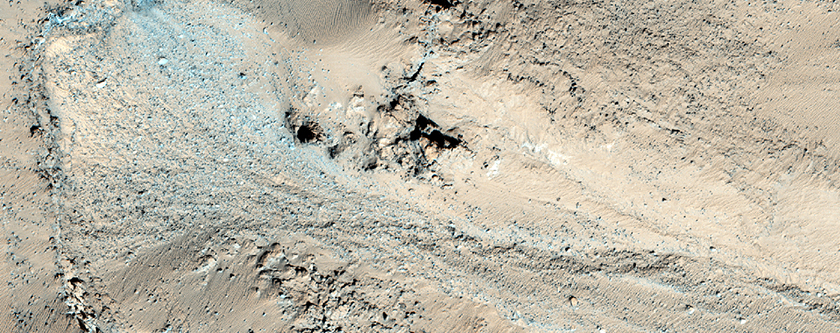Wąwozy i skała macierzysta na wschodniej stronie Krateru Maunder