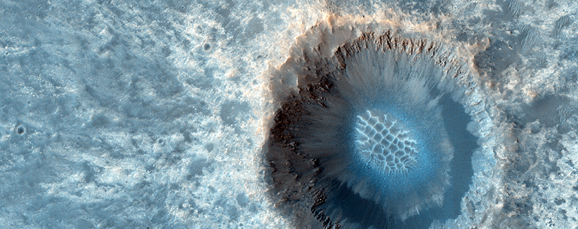 Powstały niedawno niewielki krater uderzeniowy