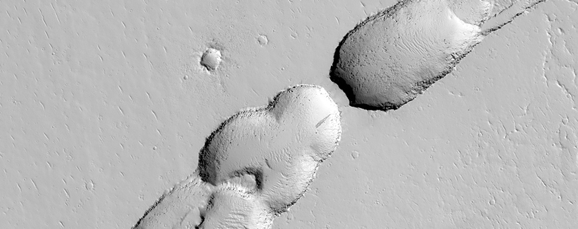 Crteres de hoyo entre Ceraunius Fossae y Ascraeus Mons
