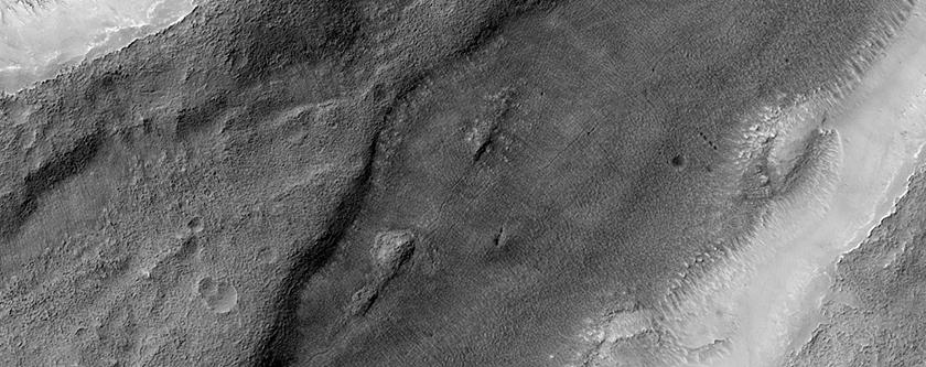 Foss interagissant avec un cratre dans Icaria Fossae