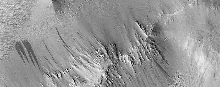 Intersecting Troughs in Lycus Sulci