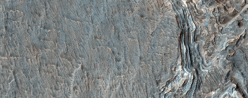Ladon Valles’teki temas noktasında bulunan açık tonlu katmanlı rüsubatlar