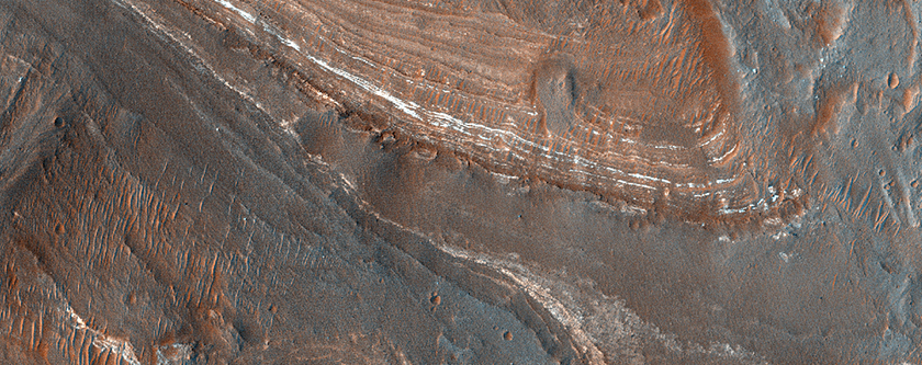 Hell getnte, geschichtete Ablagerungen, freigelegt entlang des Bodens von Coprates Chasma