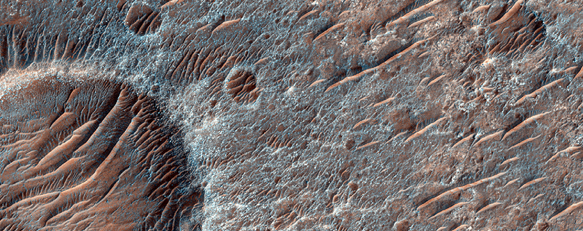Mglicherweise olivintragendes Material innerhalb des Huygens Kraters