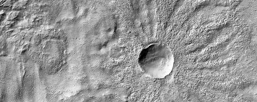 Kleiner Sockelkrater auf dem Auswurf (Ejekta) von greren Kratern