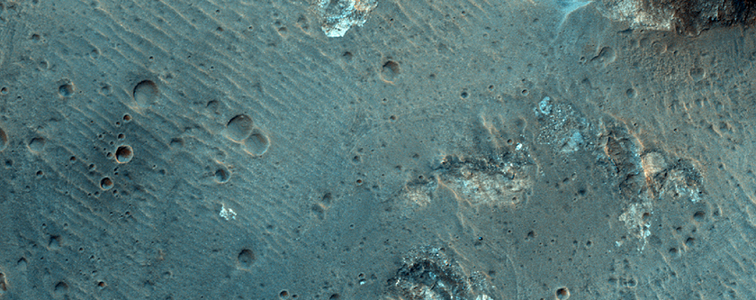 Zentrale Erhebung eines Einschlagkraters nrdlich von Eos Chasma