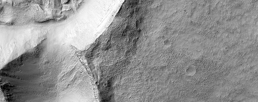 Abhangmerkmale auf einer Kraterwand in Terra Cimmeria