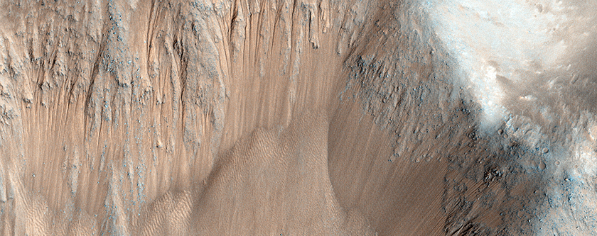 منحدرات في منخفضات ايوفنتي (Juventae Chasma)