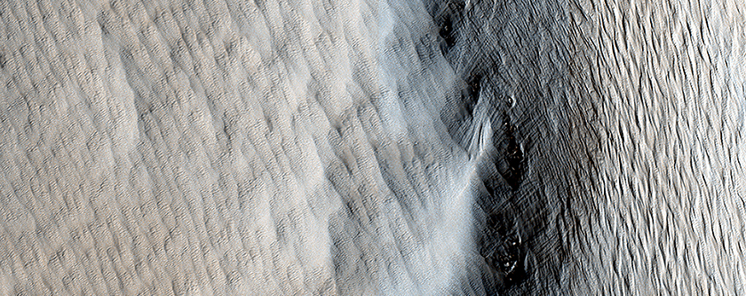 Canales cubiertos de polvo en Tharsis Tholus