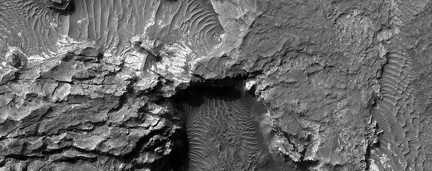 Light-Toned Material in THEMIS V15892004 and HRSC H2508_0000_Nd3