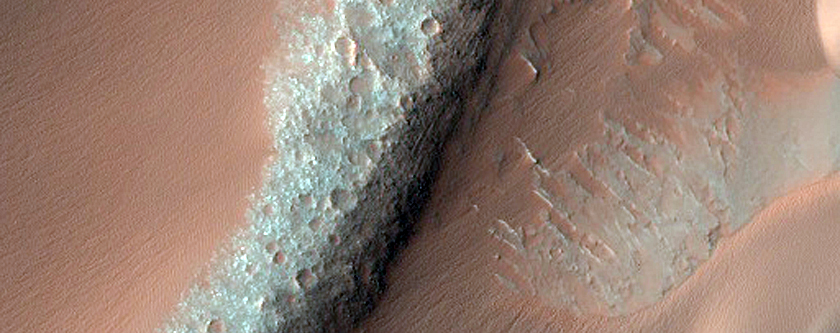 Dunes and Fractures in Nili Patera