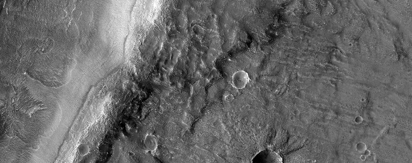 Acidalia Planitia’daki bir kraterin kenar bölgesi