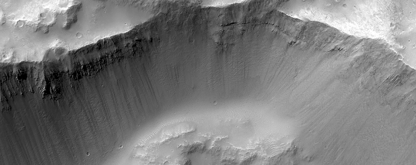 Cratera de impacto bem conservada em Tyrrhena Terra