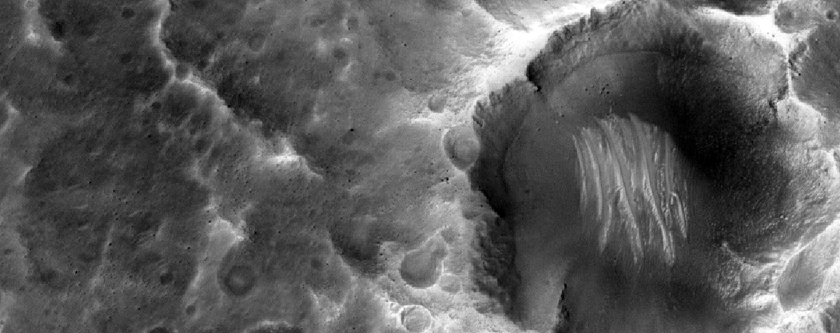 Yelpazeye sahip sığ bir krater