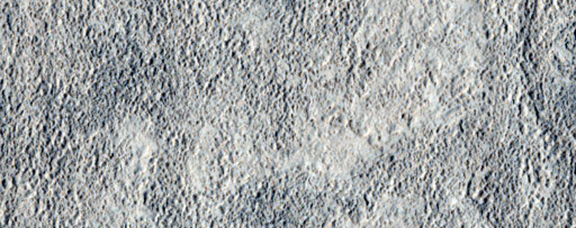 İç kısmı döküntü halinde olan bir krater ve dar vadiler