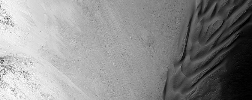 La estratigrafía del lecho rocoso del Valles Marineris oriental y dunas que caen