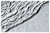 Lava gegen einen Einschlagkrater in Elysium Planitia