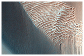 Olivijnhoudende duinenvelden en rotswand in Coprates Chasma