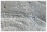 Een slingerende richel ten zuiden van de Moreux Krater