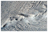 Yardang-formans tumuli superpositi in materiis flabellis in Nicholsonis Cratere