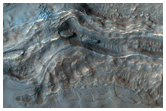 Opvallend bodemmateriaal in een krater in de middelste breedtegraden