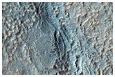 Saltus nuper erosus per terram mollem in Hellade Planitia inter septentriones et occidentem