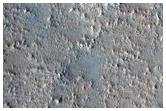 Varia saxosa strata in meridiem ex Cratere Antoniadi spectantia