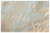 Clivi ad australem Magni Crateris in Coprati Chasmati siti