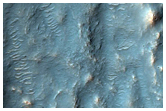 Reliefs effils dans un canal dans Coronae Montes