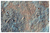 الترسبات الطبقية ذات اللون الفاتح عند نقطة الاتصال فى وادي لادون (Ladon Valles)