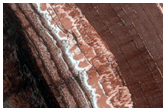 Lawinenbeobachtung am Kopf einer steilen Böschung in Chasma Boreale