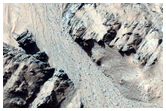 Beobachtung eines steilen Abhangs des Asimov Kraters