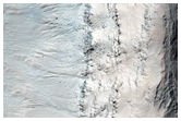 Abhangmerkmale auf einer Kraterwand in Terra Cimmeria
