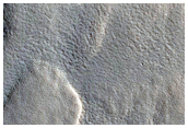 Rinnen in einem Krater in Phlegra Montes