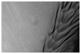 Stratigraphie de la roche-mre dans lest de Vallis Marineris et dunes tombantes