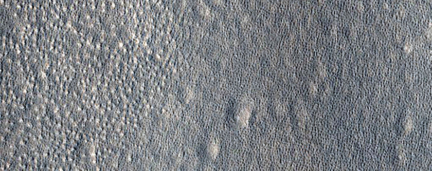 Crater per gradus acclivis in Arcadia Planitie