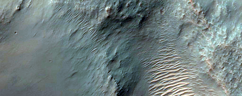 Центральное поднятие в кратере Сахеки