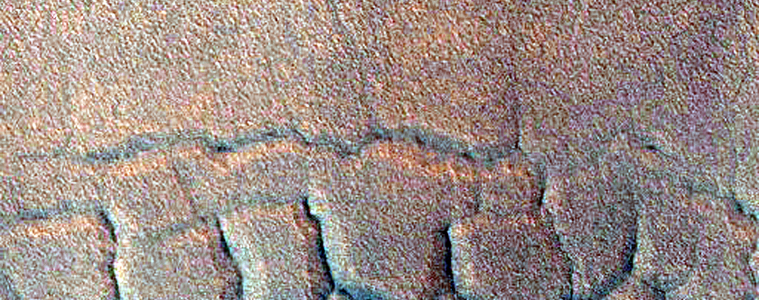 Овраги в северной части умеренно-широтного кратера в холмах Ацидалия