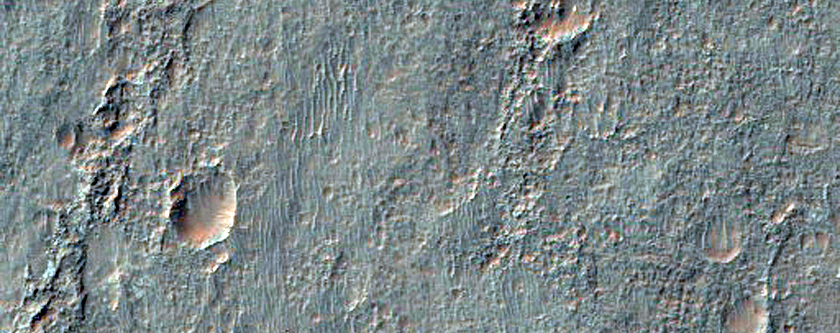 Ανοικτόχρωμες Στρωσιγενείς Αποθέσεις εκτίθενται κατα μήκος του Πυθμένα των Κοιλάδων του Λάδωνα (Ladon Valles)