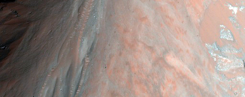 Pendio rivolto a nord di una cresta centrale in Coprates Chasma