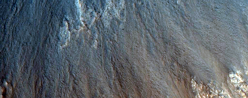 Cratere dimpatto espone materiale chiaro appena sotto la superficie