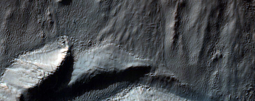 Canaloni in un cratere