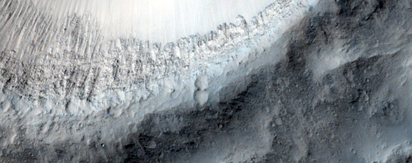 Склоны кратера на дне центральной цасти долин Маринер