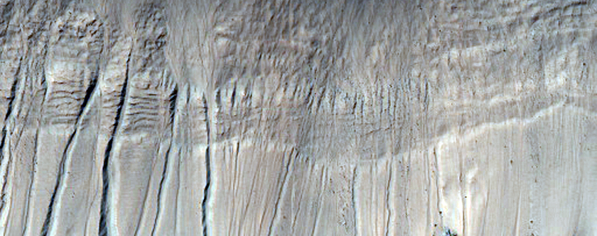 Овраги в кратере на земле Сирен