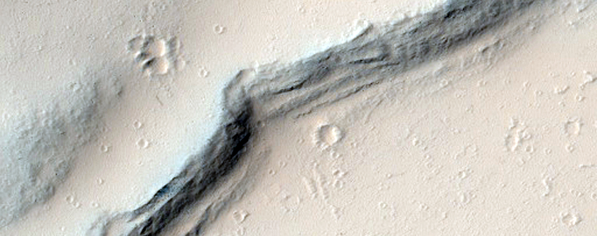 Отложения в кратере между районом Фарсида и долиной Касэй