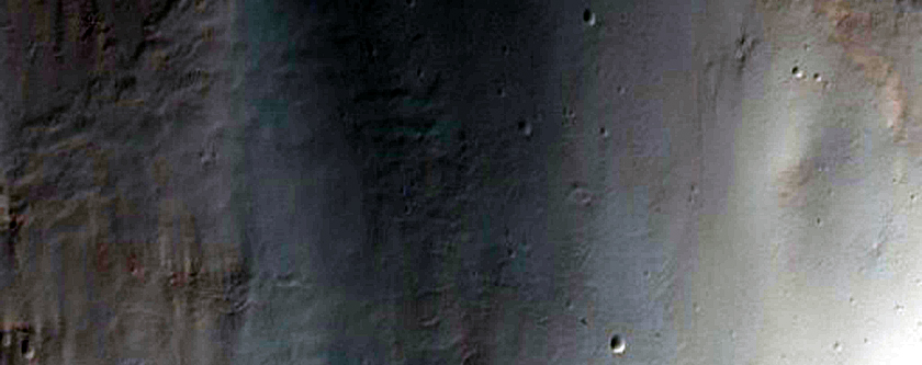 Güneybatı duvarındaki vadiler ve Harris Krateri’nin halkası