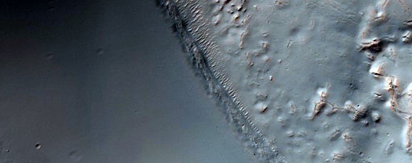 Des strates en un cratre au nord-ouest de Hellas Planitia