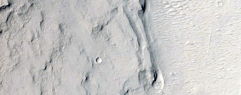 Batı Arabia Bölgesi’nde bulunan bir kraterdeki katmanlaşmış bir tepecik