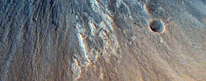 Esposizione de materia di colore chiaro tramite tramite un cratere da impatto